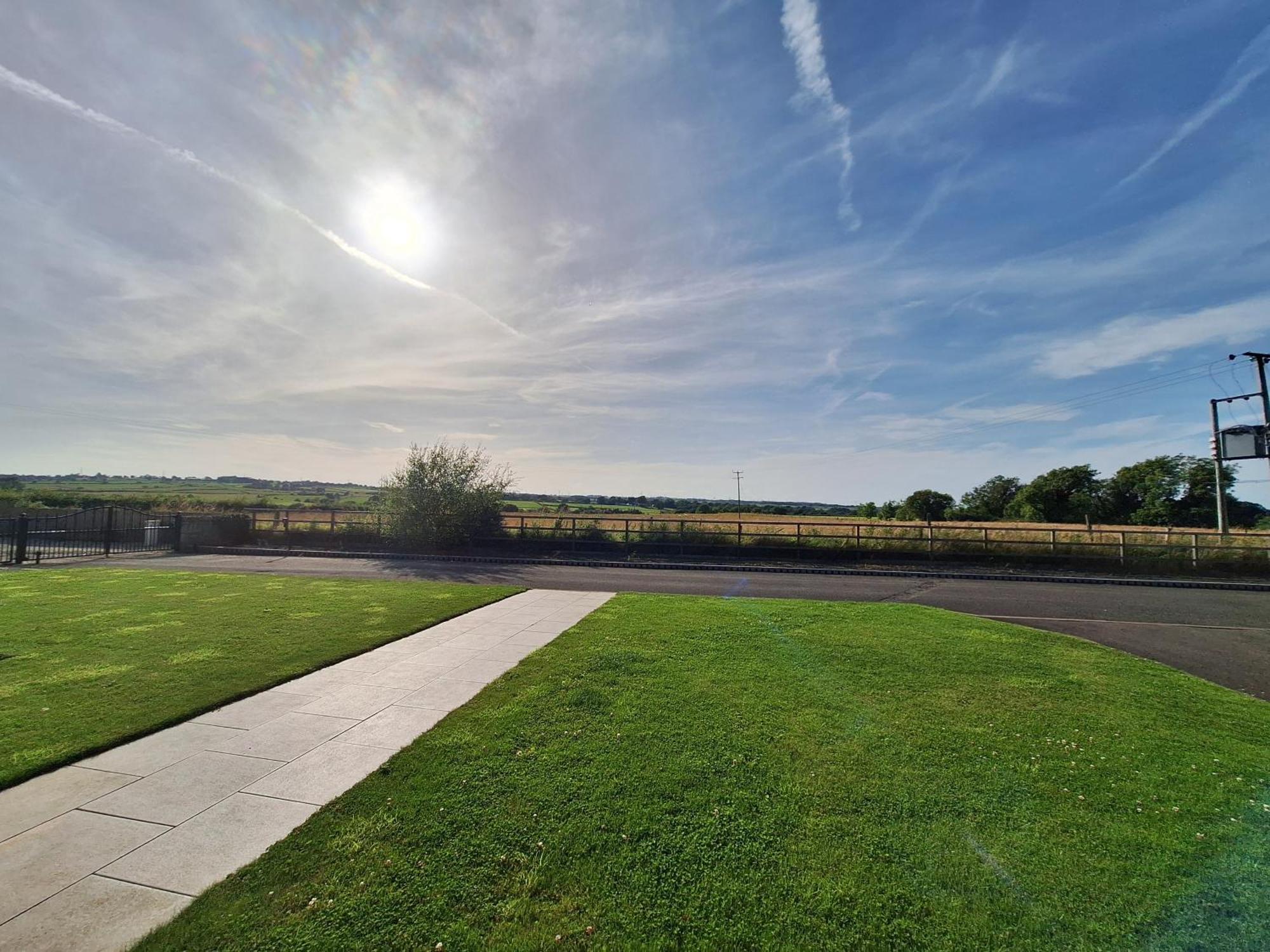 Lanarkshire Apartment- Views- Sleeps 4- Balcony Larkhall  Eksteriør billede